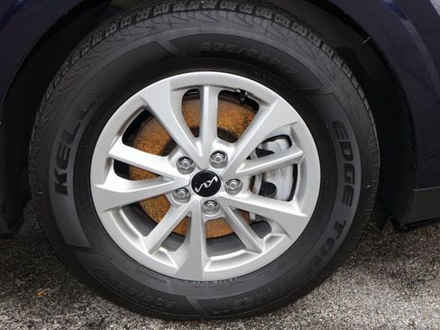 Used 2023 Kia Carnival LX image 5