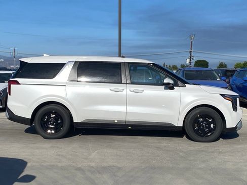 New 2026 Kia Carnival FWD image 2