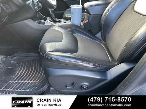 Used 2018 Jeep Cherokee Trailhawk w/ Comfort/Convenience Group image 18