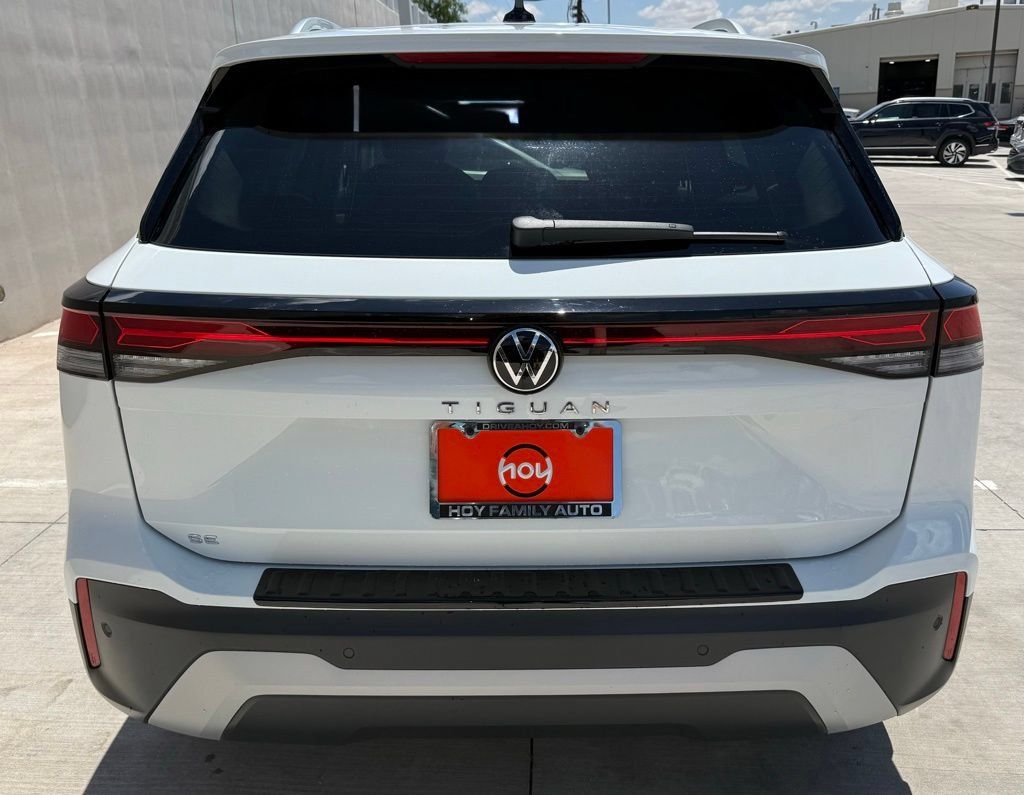 Certified 2025 Volkswagen Tiguan SE FWD image 7