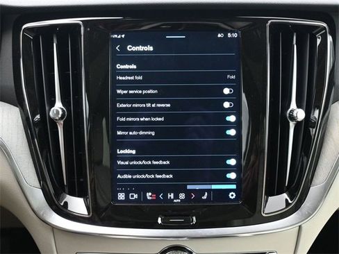 Used 2024 Volvo V60 B5 Cross Country Plus image 16