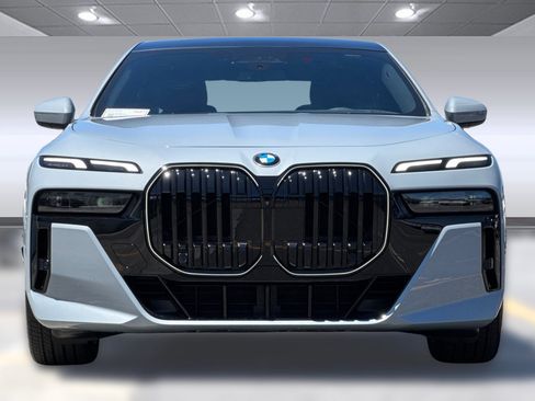 New 2025 BMW 740i image 5