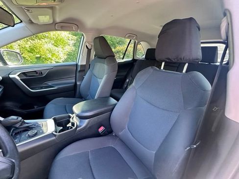 Used 2021 Toyota RAV4 LE AWD/4WD image 12