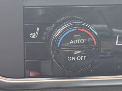 Used 2025 Nissan Rogue SV w/ SV Premium Package image 21