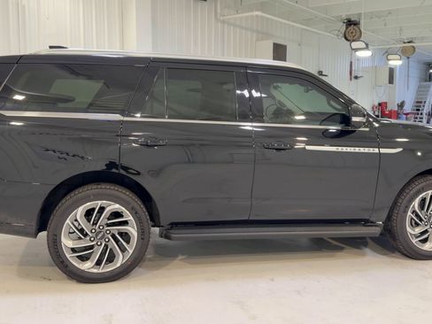New 2026 Lincoln Navigator Premiere AWD/4WD image 2