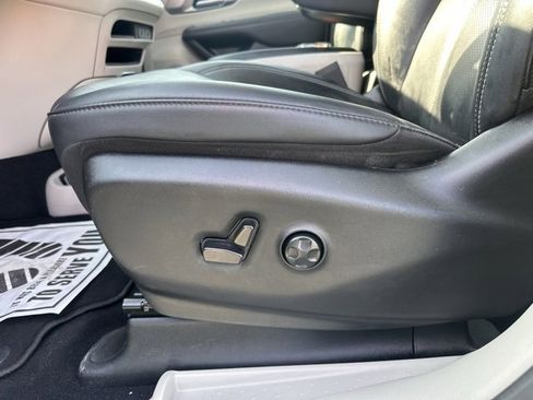 Used 2024 Chrysler Pacifica Touring-L image 16