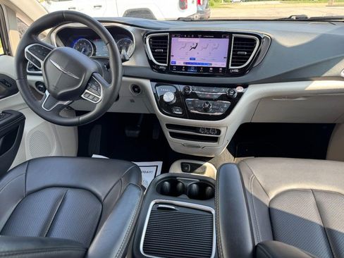 Used 2023 Chrysler Pacifica Touring-L FWD image 14