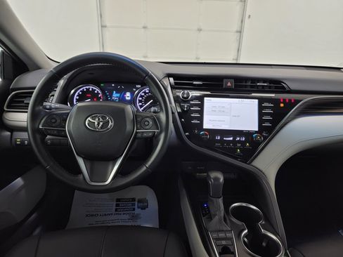 Used 2020 Toyota Camry XLE FWD image 12