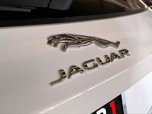 Used 2023 Jaguar F-PACE SVR image 31