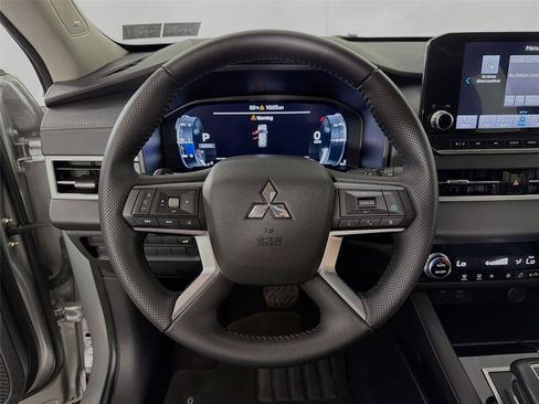 Used 2023 Mitsubishi Outlander SE AWD/4WD image 3