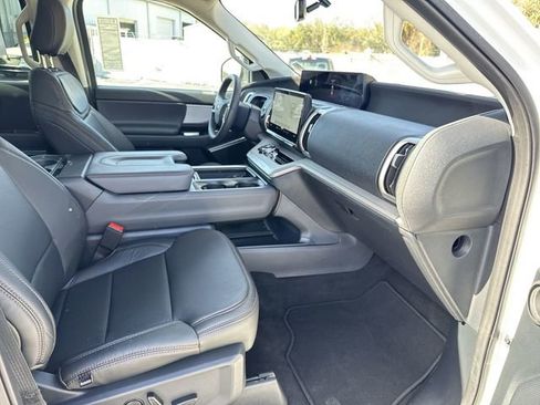 Used 2025 Ford Expedition Active image 23