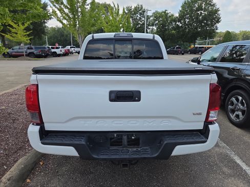 Used 2016 Toyota Tacoma TRD Sport w/ Towing Package AWD/4WD image 4