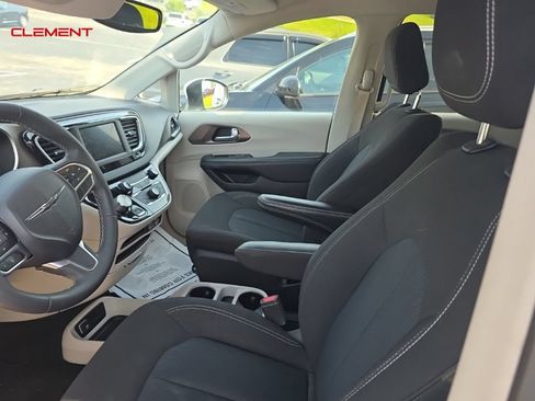 Used 2023 Chrysler Voyager LX FWD image 3