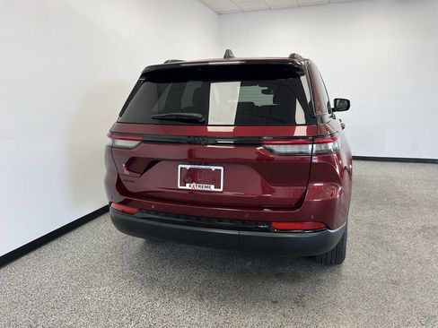 Used 2024 Jeep Grand Cherokee Altitude image 6