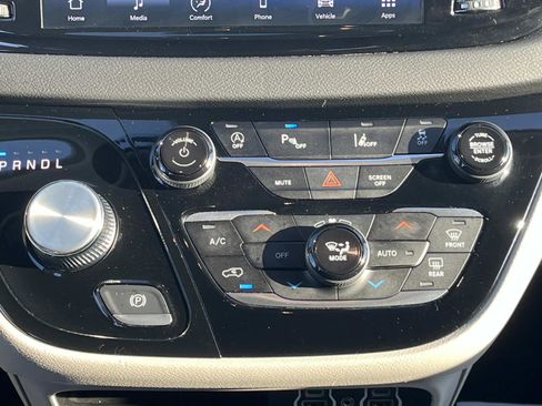 Used 2024 Chrysler Pacifica Touring-L image 17