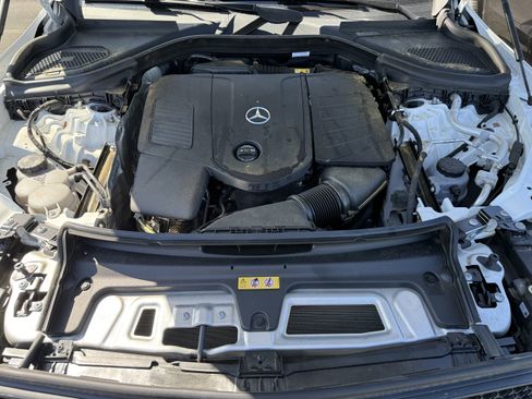 Used 2025 Mercedes-Benz GLC 300 4MATIC image 36