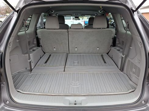 Used 2018 Toyota Highlander LE image 28