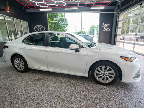 Used 2021 Toyota Camry LE FWD image 5