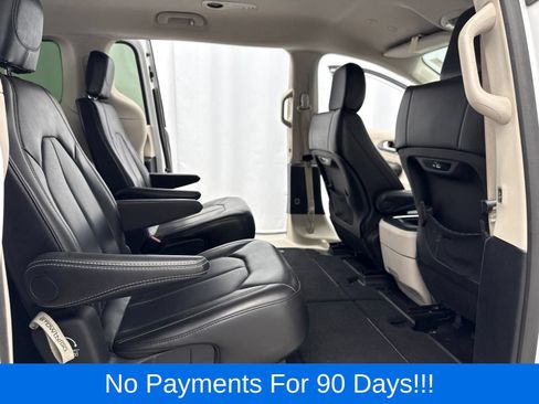 Used 2024 Chrysler Pacifica Touring-L FWD image 28