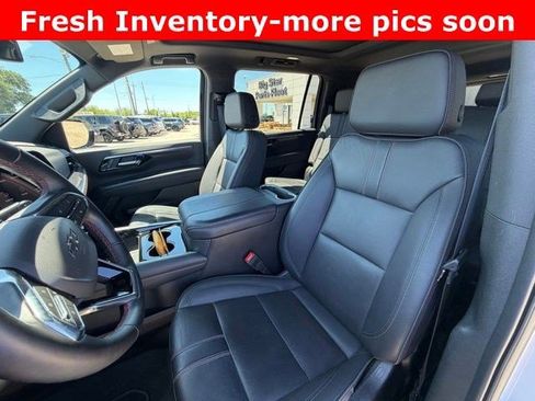 Used 2025 Chevrolet Suburban RST w/ Comfort Package image 8