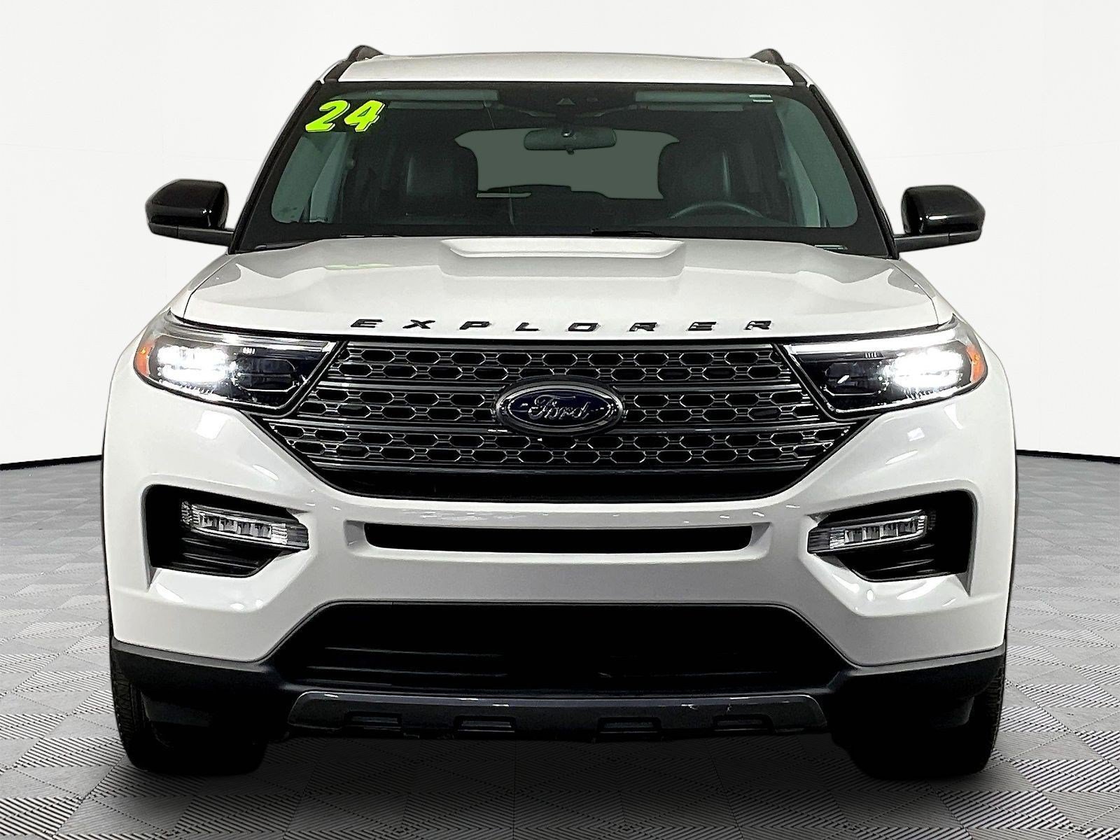 Used 2024 Ford Explorer XLT w/ Equipment Group 202A AWD/4WD image 2
