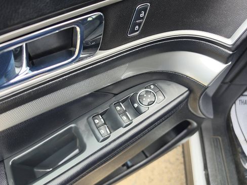 Used 2017 Ford Explorer XLT FWD image 6