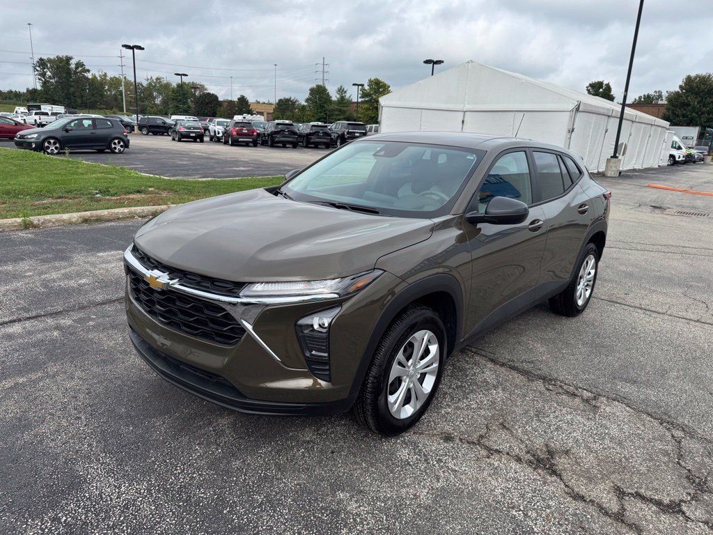Certified 2024 Chevrolet Trax LS w/ Driver Confidence Package FWD image 3