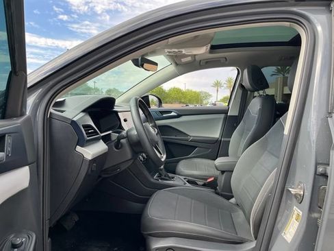 Used 2023 Volkswagen Taos SE w/ Panoramic Sunroof Package FWD image 10