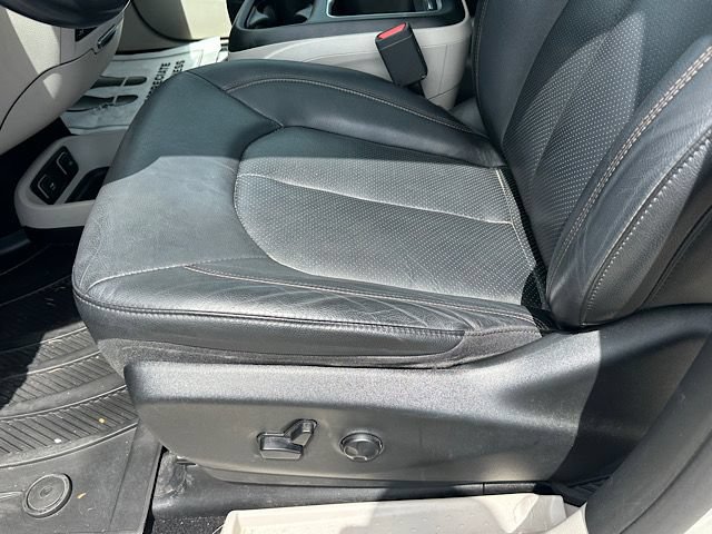 Used 2019 Chrysler Pacifica Touring-L Plus w/ Advanced Safetytec Group FWD image 16