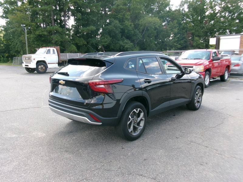 Used 2025 Chevrolet Trax LT w/ LT Convenience Package FWD image 6