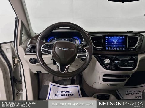 Used 2017 Chrysler Pacifica Touring-L FWD image 24