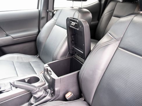 Used 2021 Toyota Tacoma TRD Off-Road image 9