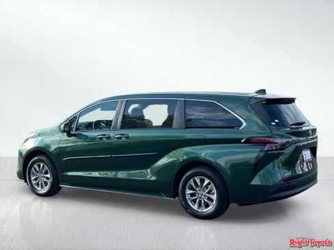 Certified 2026 Toyota Sienna LE FWD image 5