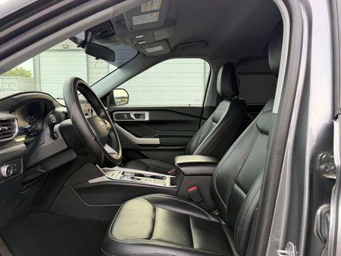 Used 2021 Ford Explorer XLT w/ Equipment Group 202A RWD image 12