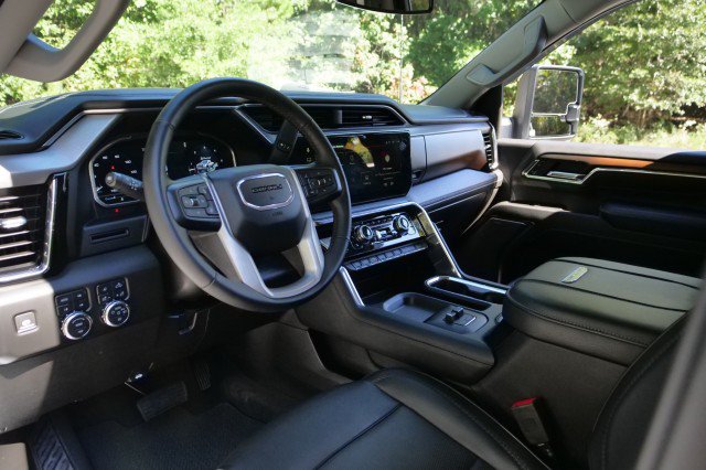 Used 2024 GMC Sierra 2500 Denali AWD/4WD image 2