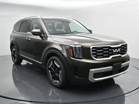 Used 2023 Kia Telluride S AWD/4WD image 2