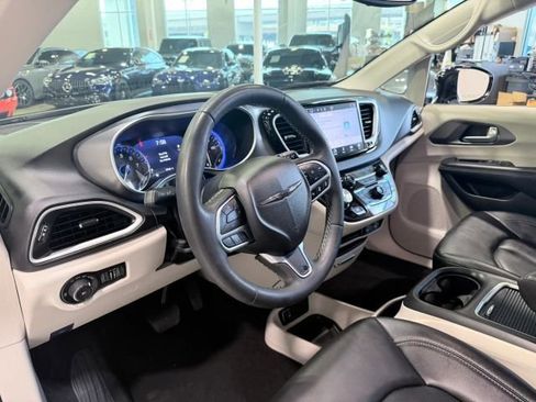 Used 2024 Chrysler Pacifica Touring-L FWD image 21