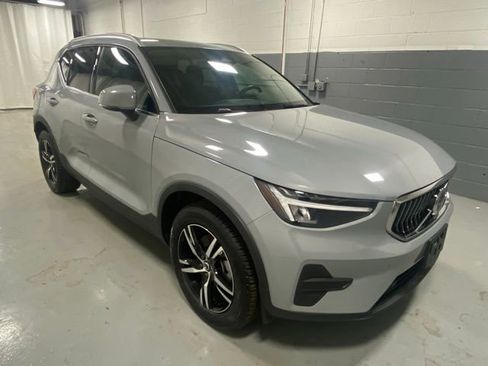 Used 2025 Volvo XC40 B5 Core image 4