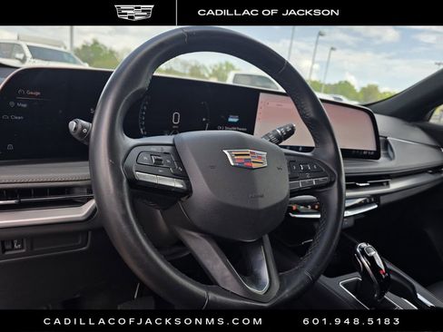 Used 2025 Cadillac XT4 Premium Luxury image 17