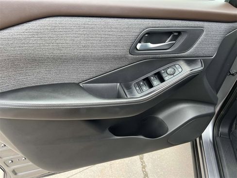 Used 2022 Nissan Rogue SV image 12