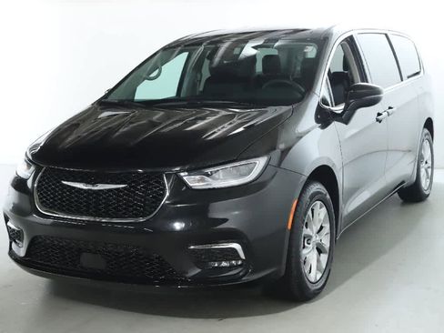 Used 2023 Chrysler Pacifica Touring-L image 1
