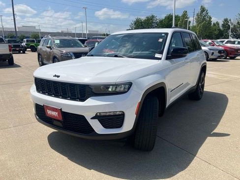 Used 2023 Jeep Grand Cherokee Limited w/ Black Appearance Package AWD/4WD image 3