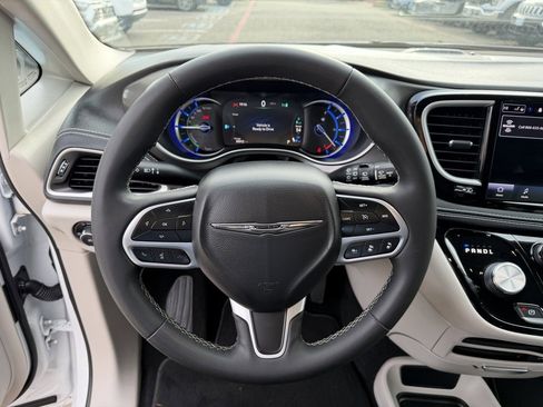 Used 2022 Chrysler Pacifica Touring-L image 20