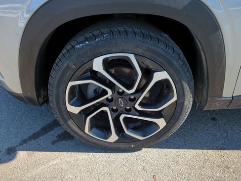 Certified 2024 Chevrolet Trax RS w/ Sunroof Package image 33