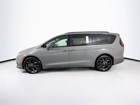 Used 2020 Chrysler Pacifica Touring-L Plus FWD image 14