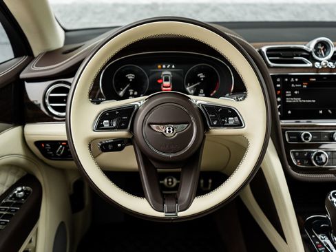 Certified 2022 Bentley Bentayga AWD/4WD image 32
