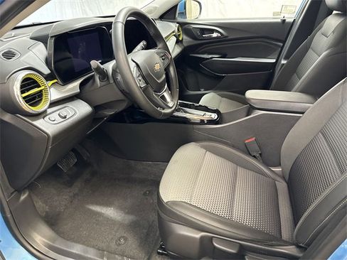 Certified 2025 Chevrolet Trax LT w/ Driver Confidence Package image 11
