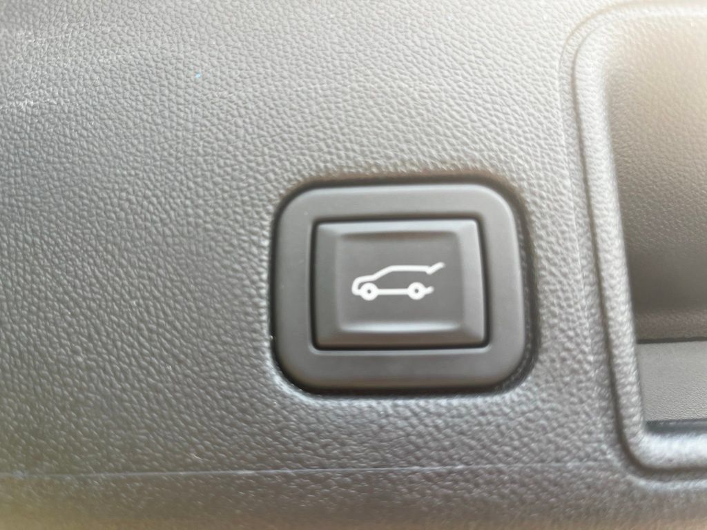 Used 2023 GMC Terrain SLT AWD/4WD image 30