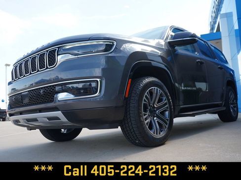 Used 2024 Jeep Wagoneer Series II w/ Flexible Seating Group RWD image 4