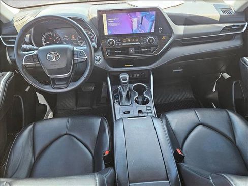 Used 2023 Toyota Highlander XLE FWD image 17